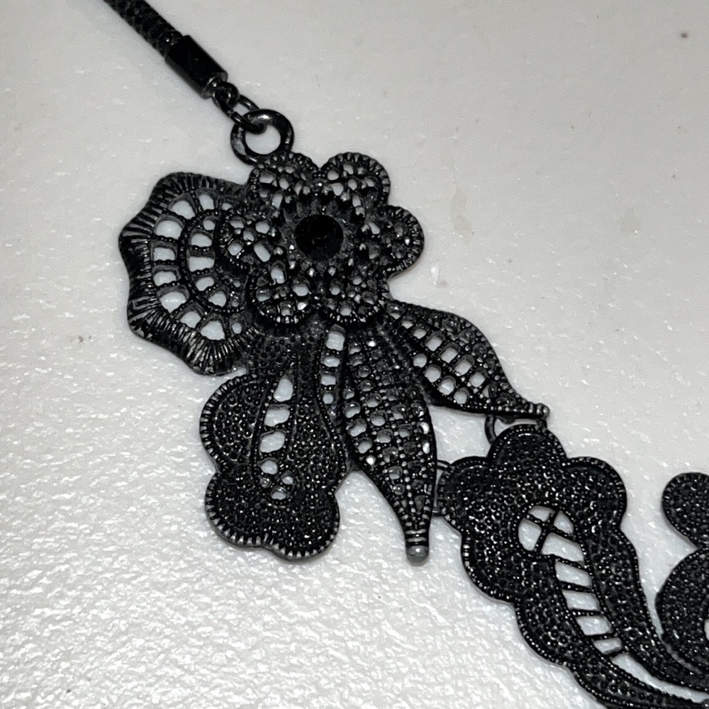 Black lace floral necklace - Picture 6 of 13